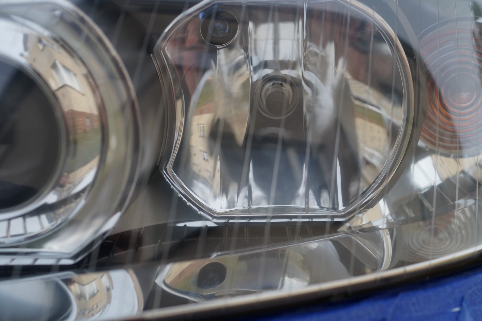 Scheinwerfer Bild4 mit der Aufbereitung von KitAutos poliert und finish mit Meguiars PlastX.